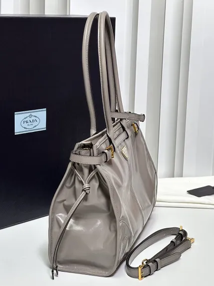Кожаная большая сумка Prada Bonnie цвет оловянный
