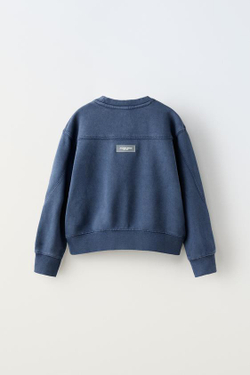 ZARA ТОЛСТОВКА С ЭФФЕКТОМ ПОТЕРТОСТИ И НАДПИСЬЮ, СИНИЙ