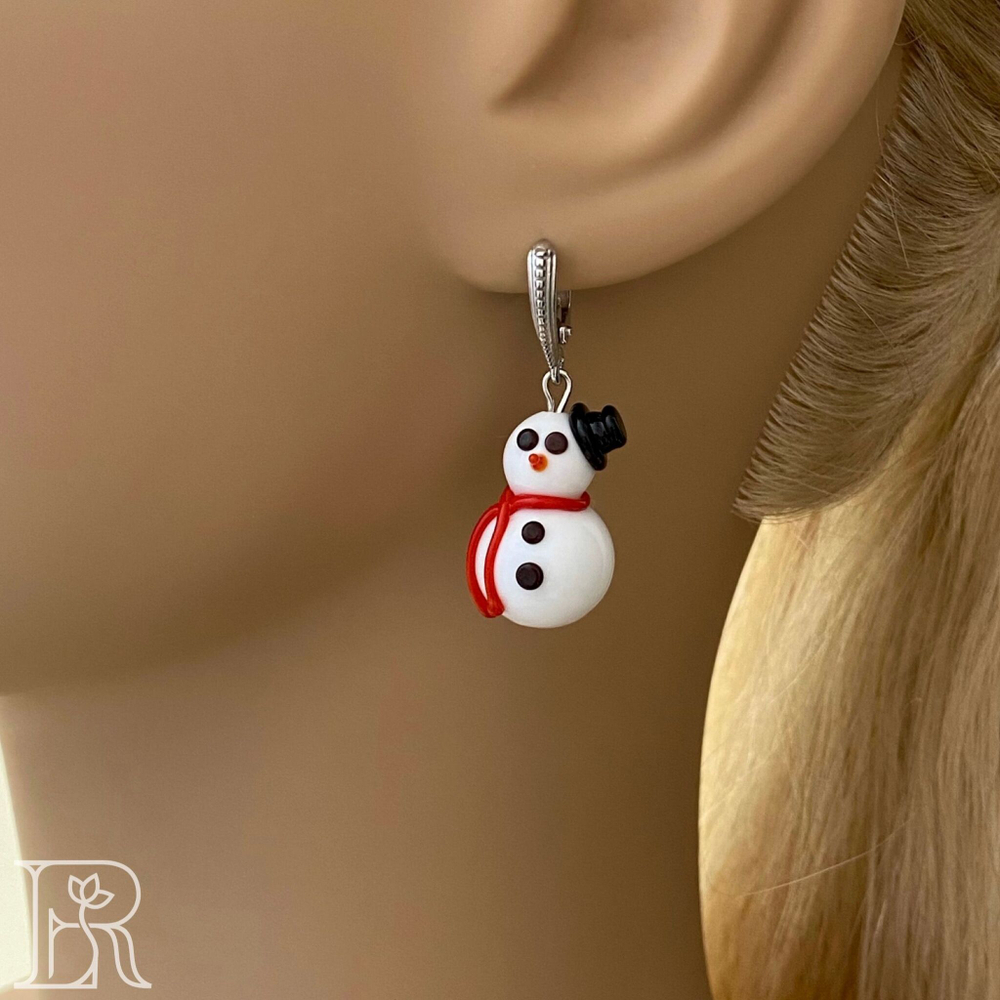 LEFIREL' Серьги серебряные женские "Снеговички" с бусинами из муранского стекла / ювелирные украшения из родированного серебра 925