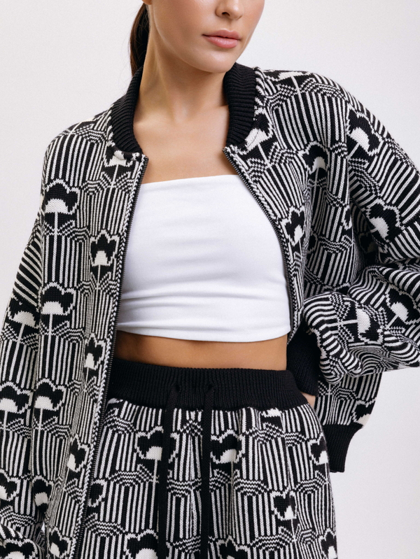 Бомбер с цветочным орнаментом