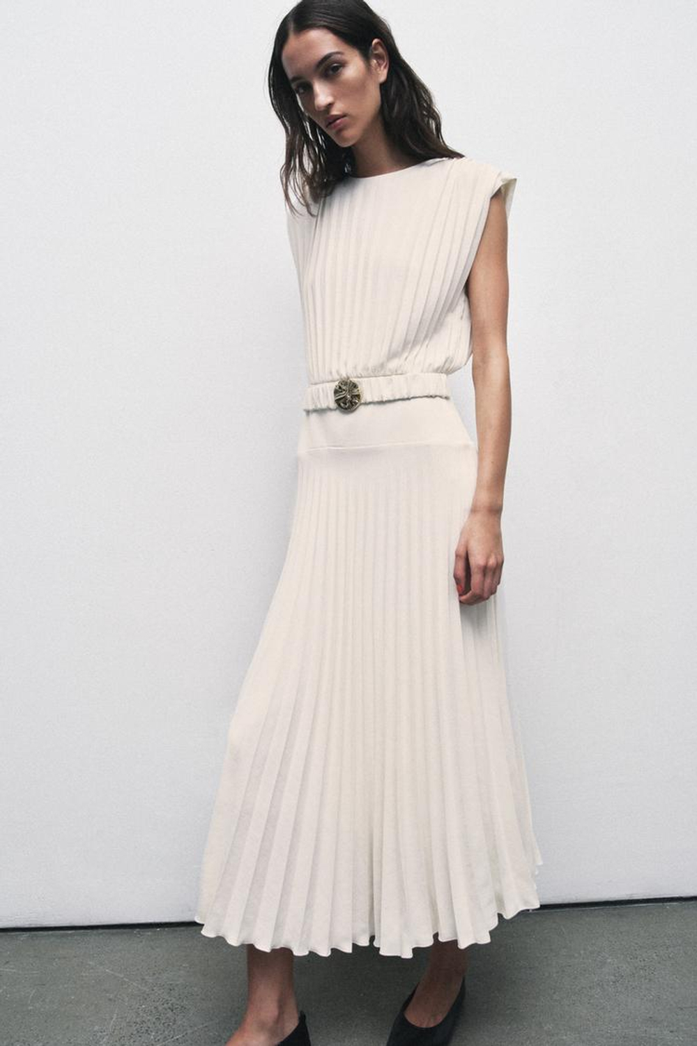 ZARA ПЛАТЬЕ МИДИ ПЛИССИРОВАННОЕ С ПОЯСОМ, БЕЛЫЙ