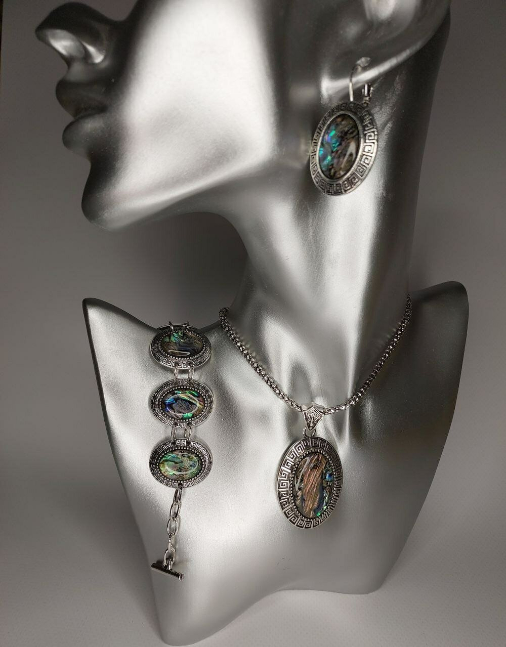 Комплект бижутерии. Подвеска, серьги, браслет с перламутровыми вставками "Перламутр" Форма "Овал"