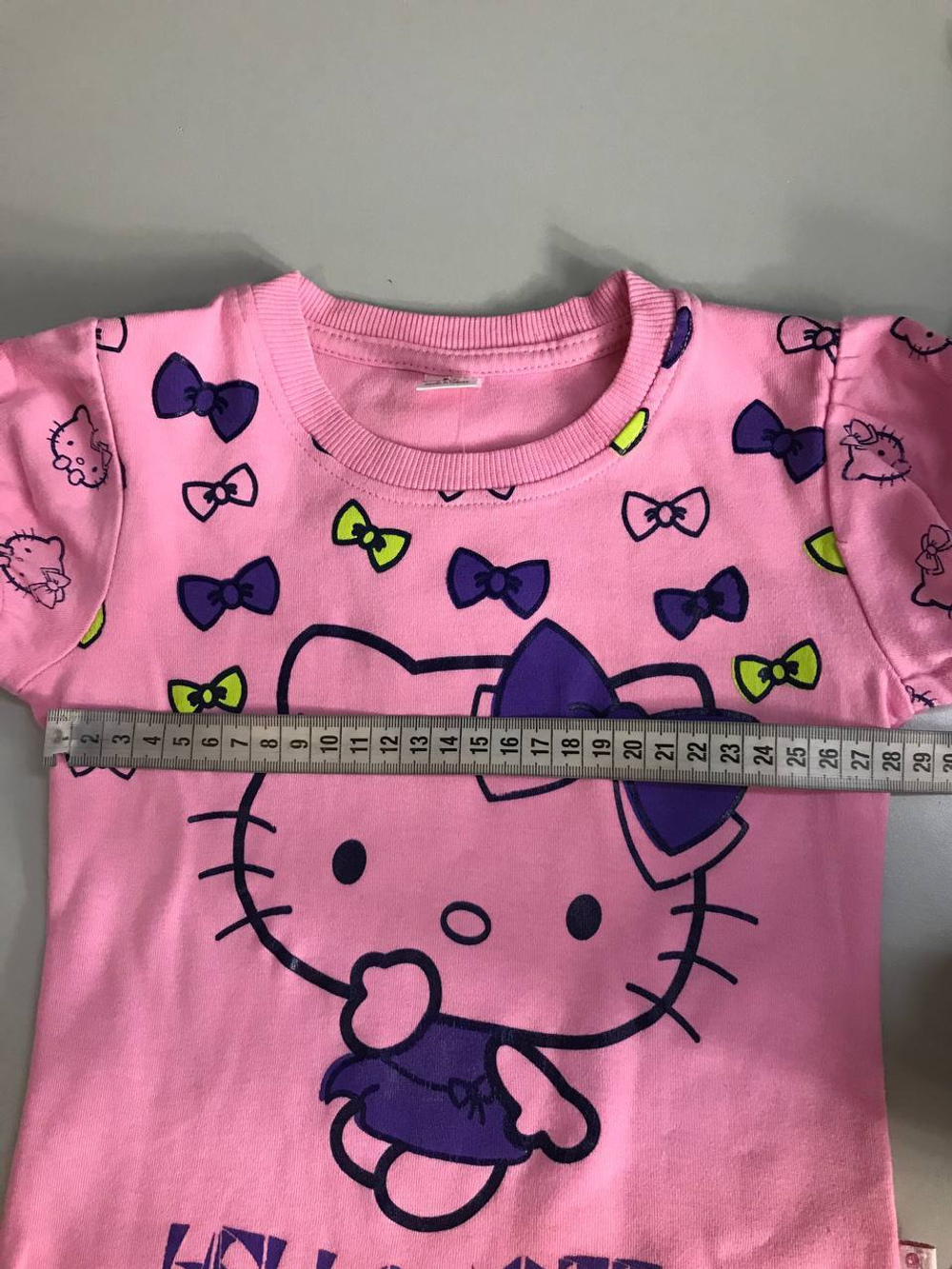 Футболка яркая с длинным рукавом и любимой Hello Kitty на 4-5 лет