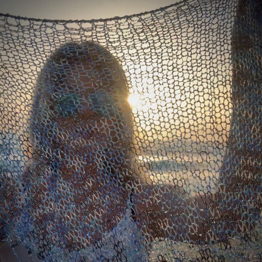 Трендовая косынка спицами из пряжи с пайетками - видео мастер-класс