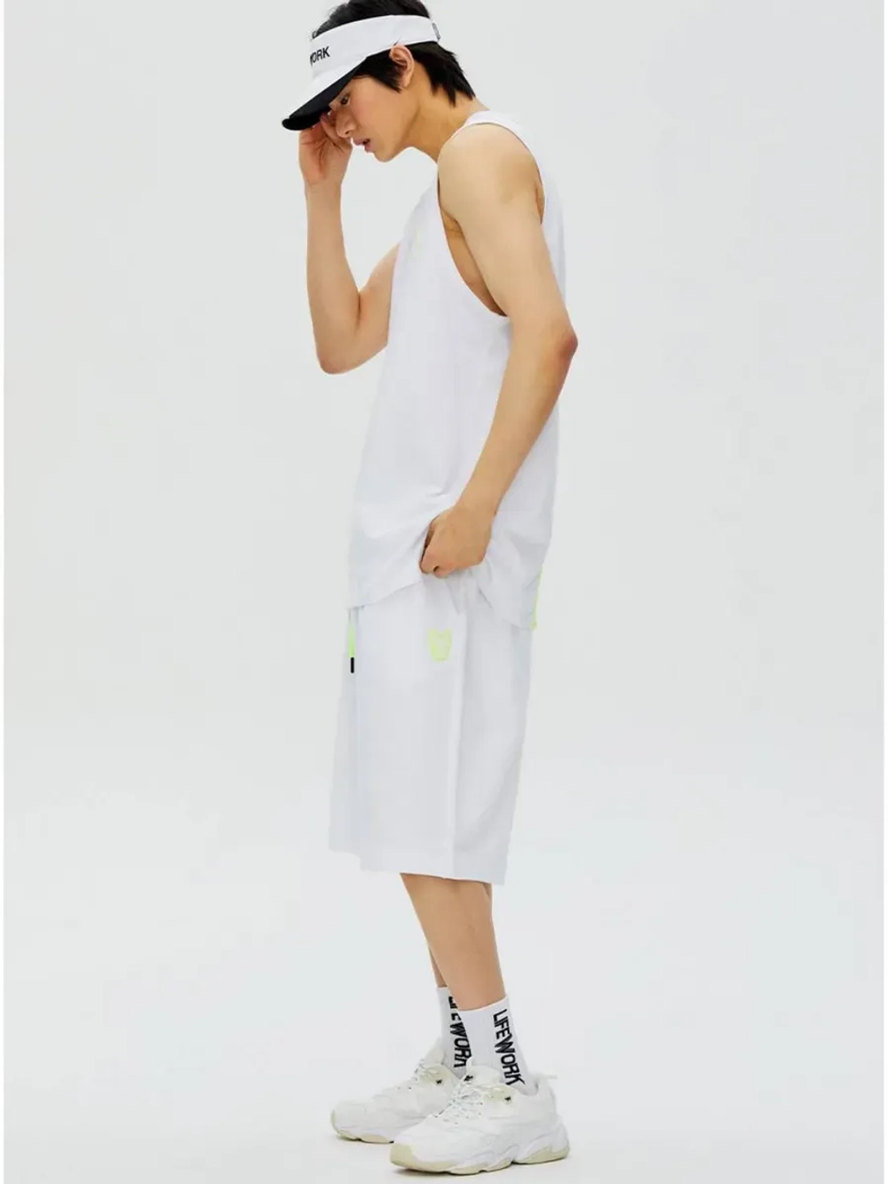 Шорты с высокий посадкой и неоновыми шнурками