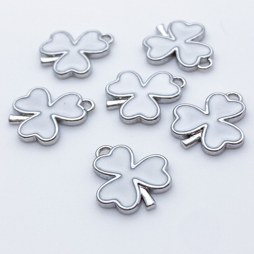 Подвеска Клевер, цвет серебро+белый, размер 13*12 мм, цена за 1 шт