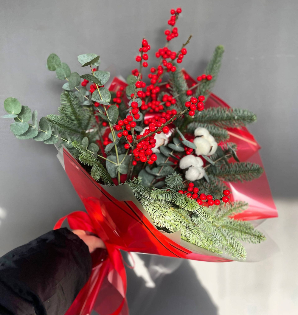 Букет из нобилиса с илексом и хлопком