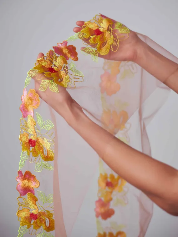 05-158 Вышивка на неэл. сетке 22 см, бежевый/желтый/салатовый (левая)