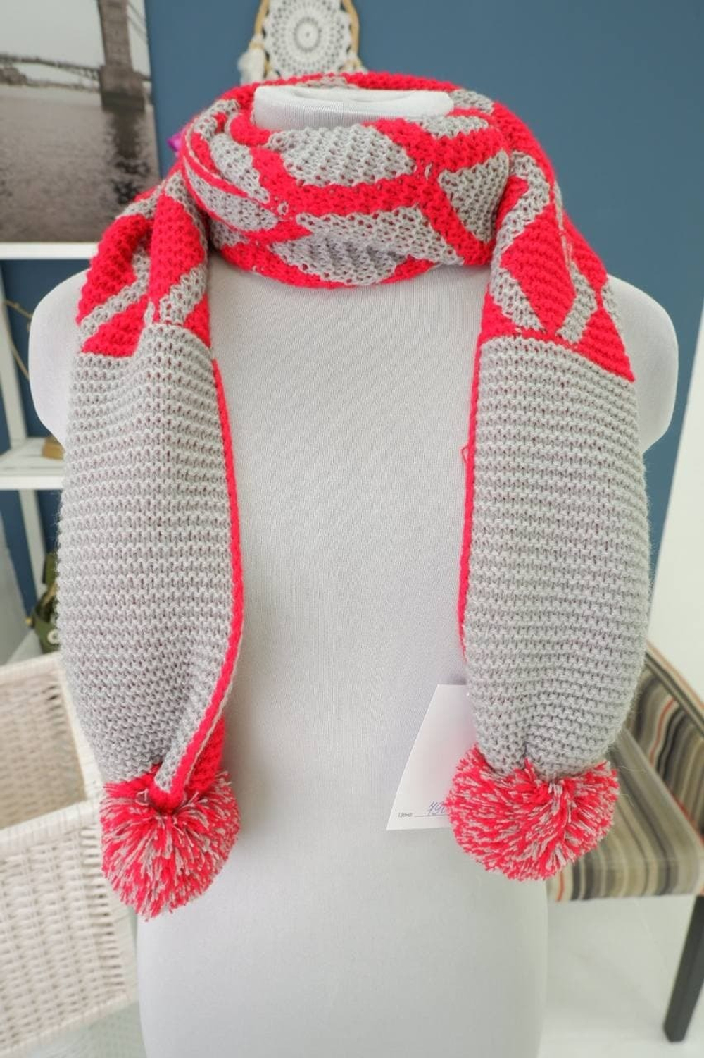 Шарф с помпонами, новый