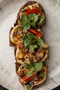 Брускетта с хумусом и овощами