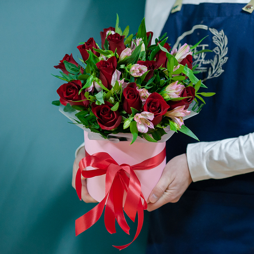 Красные розы с розовой альстромерией в шляпной коробке