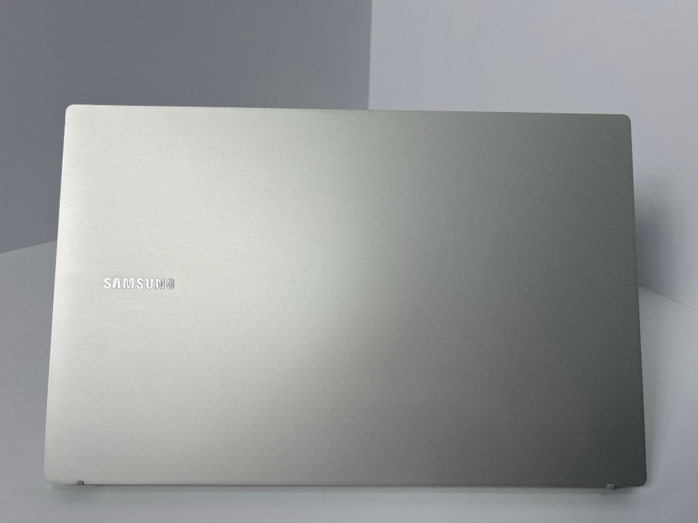 Ноутбук Samsung Galaxy book NP750 (NP750XDA-KD1US) 15.6"/Intel Core i5 1135G7/RAM 8GB/SSD 256 GB/Intel Iris Xe graphics/1920х1080/IPS/Windows 10/Подсветка кл-ры: нет/серебристый. Состояние: B1
