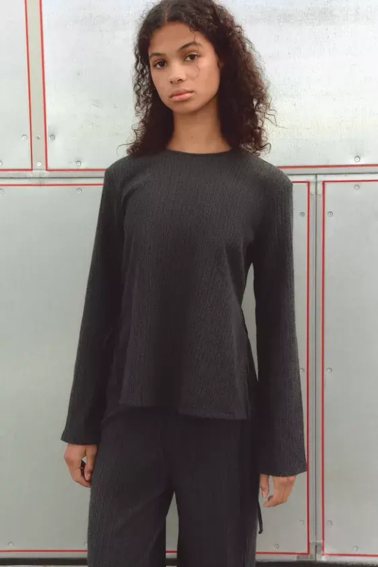 ZARA ТОЛСТОВКА ИЗ РЕЛЬЕФНОЙ ТКАНИ С ЗАВЯЗКАМИ, ТЕМНЫЙ АНТРАЦИТ