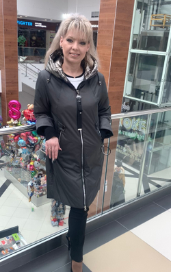 Модная удлиненная куртка с блестящим капюшоном