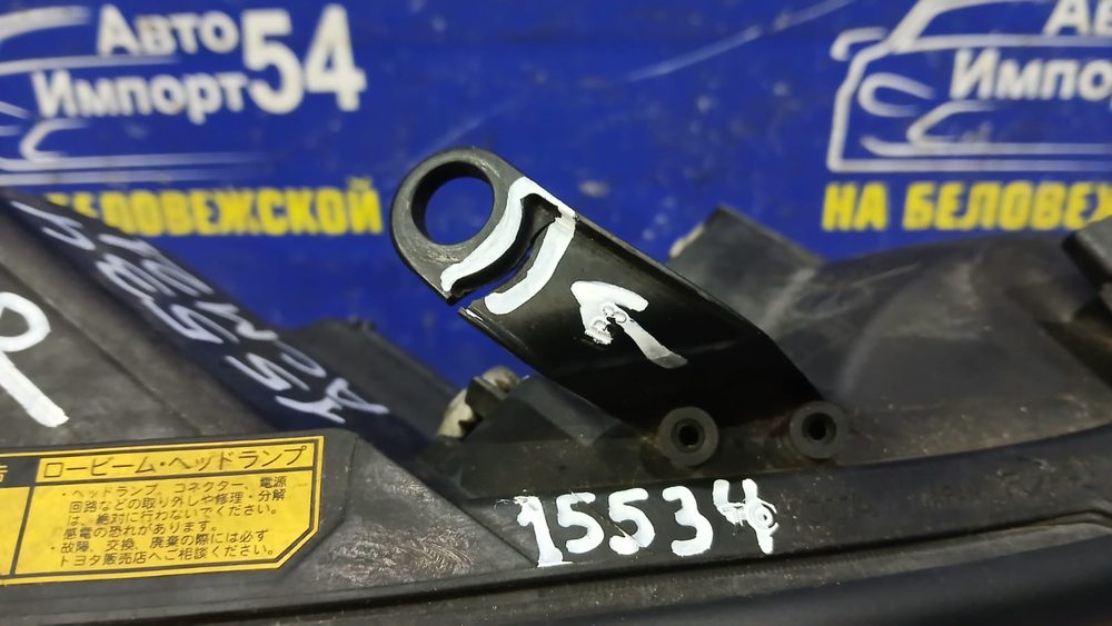 Фара передняя правая TOYOTA IPSUM 2001-2003