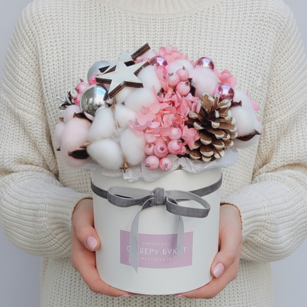 Новогодняя композиция из хлопка, шишек, сухоцветов и ёлочных украшений