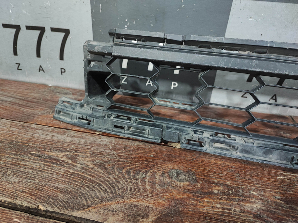 Решетка переднего бампера Skoda Karoq 17-нв Б/У Оригинал 57A853677A