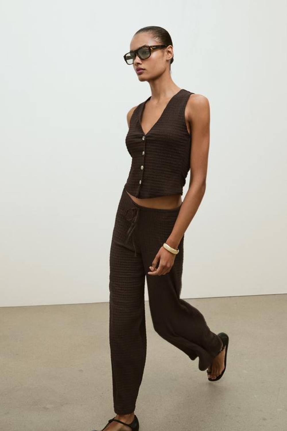 ZARA БРЮКИ ПРЯМОГО КРОЯ ИЗ РЕЛЬЕФНОЙ ТКАНИ, ШОКОЛАДНЫЙ