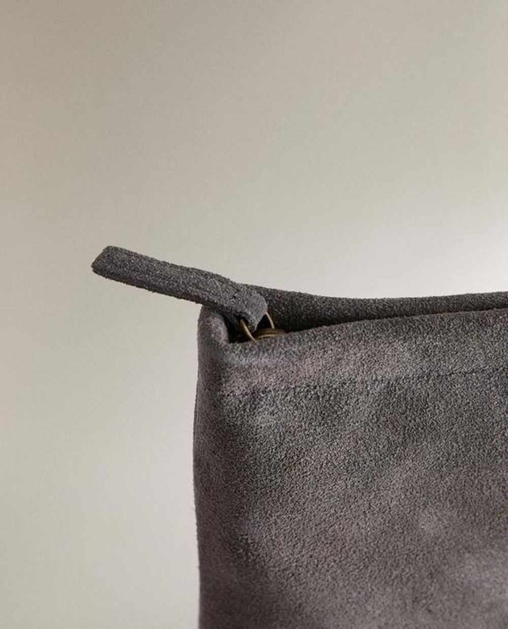 ZARA HOME БОЛЬШАЯ КОЖАНАЯ КОСМЕТИЧКА-КЛАТЧ, ТЕМНО-СЕРЫЙ