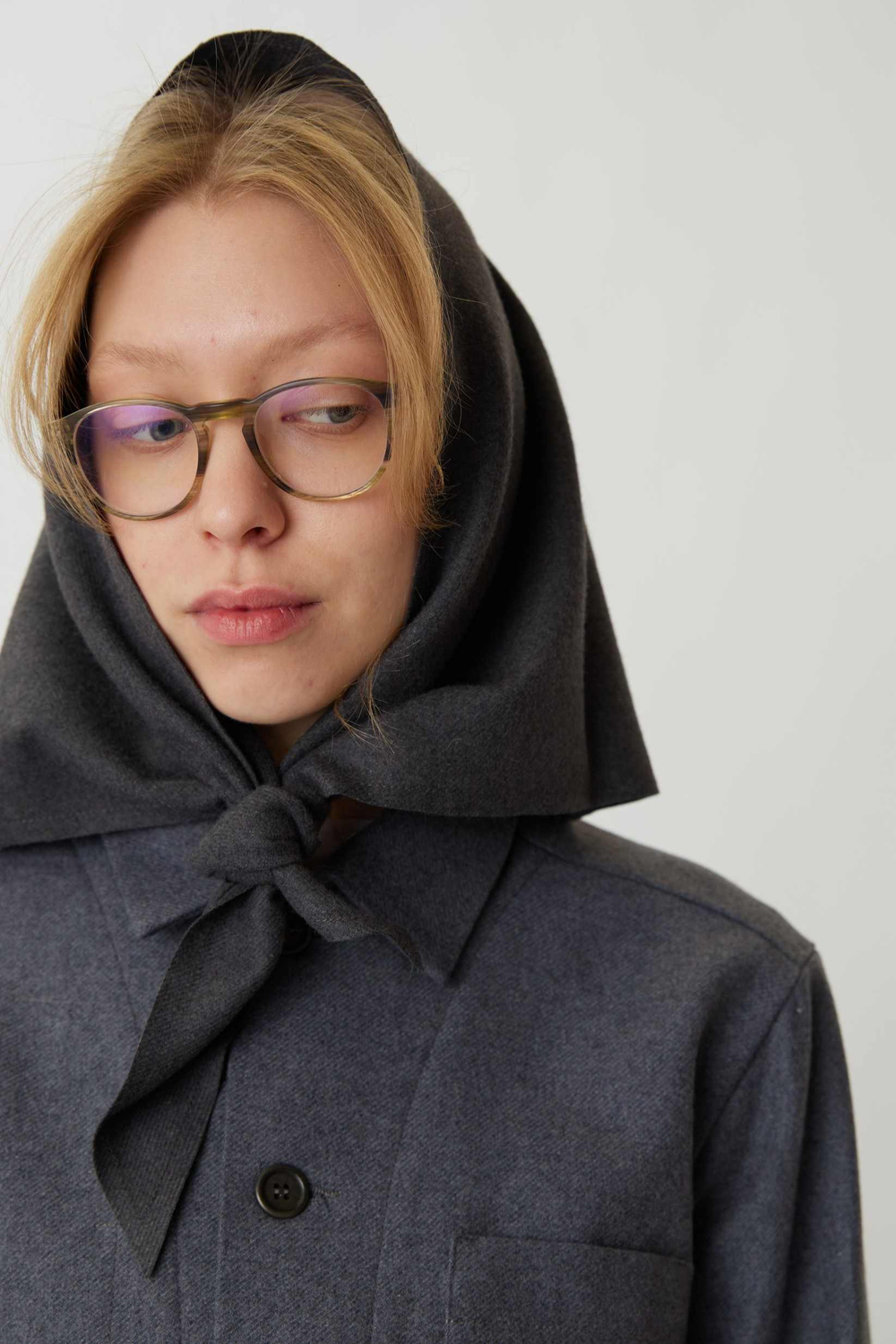 Косынка из костюмной серой шерсти