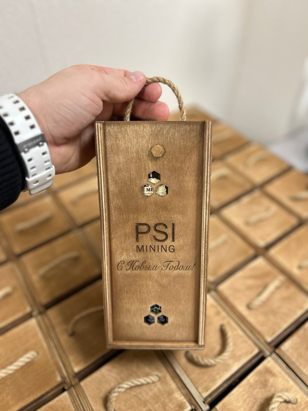 Корпоративный подарочный набор с брендированием в деревянном ящике с медом и чаем