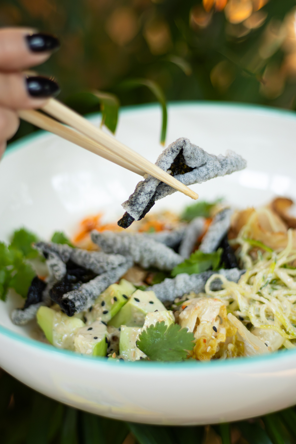 БЕЛКОВЫЙ ПОКЕ-БОУЛ С КИНОА, ТЕМПЕ И ЧИПСАМИ ИЗ НОРИ NEW