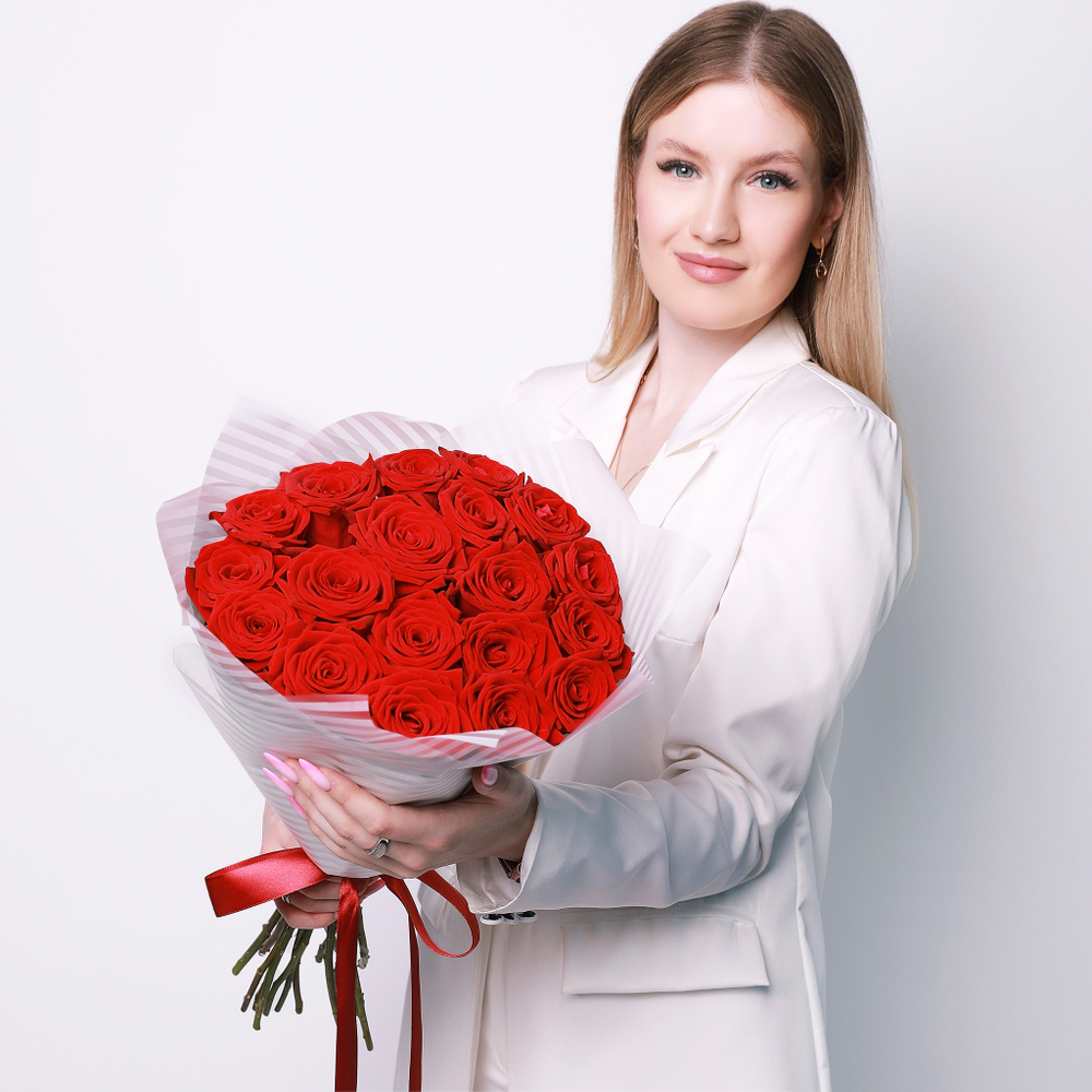 Букет из 19 красных роз. Букет 7115