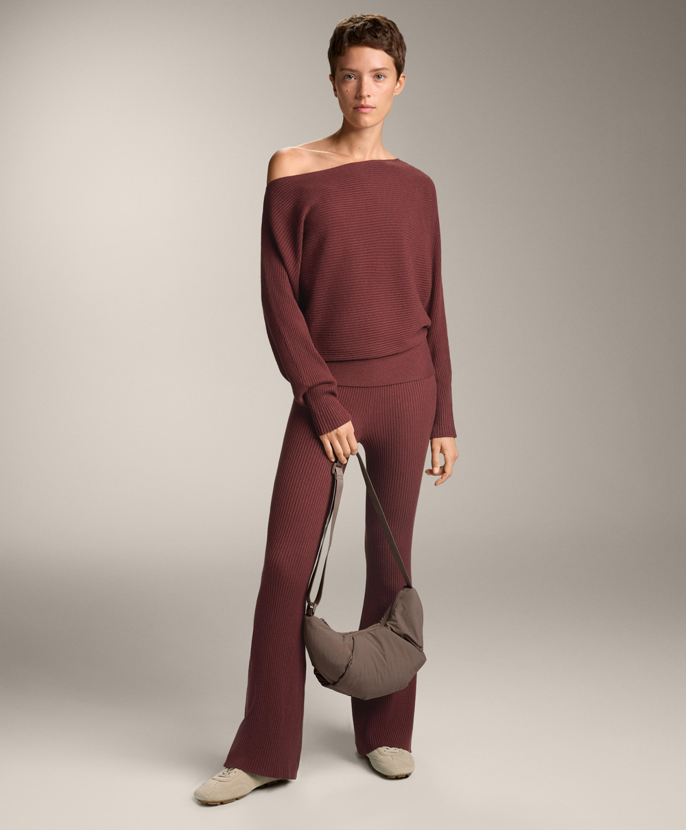 OYSHO Расклешенные трикотажные брюки в рубчик, лиловый меланж