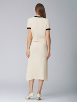 Костюм вязанный белый, юбка трапеция с синим кантом