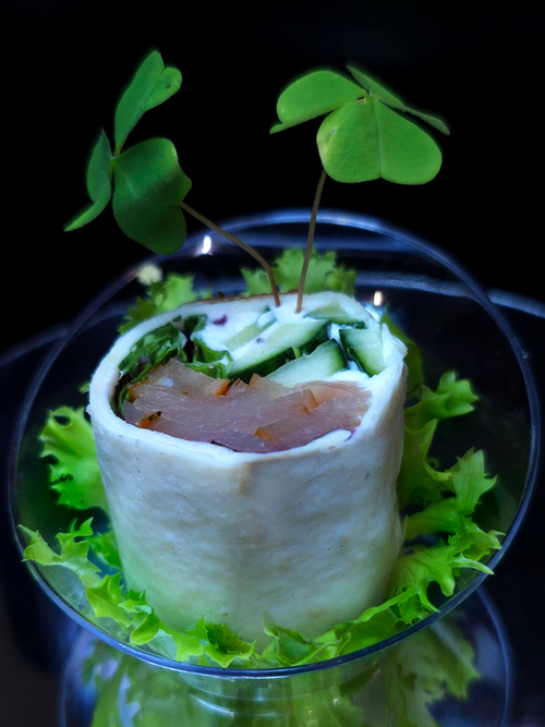 Сэндвич-ролл с карпаччо из цыпленка с огурчиком, сливочным сыром и вяленным томатом