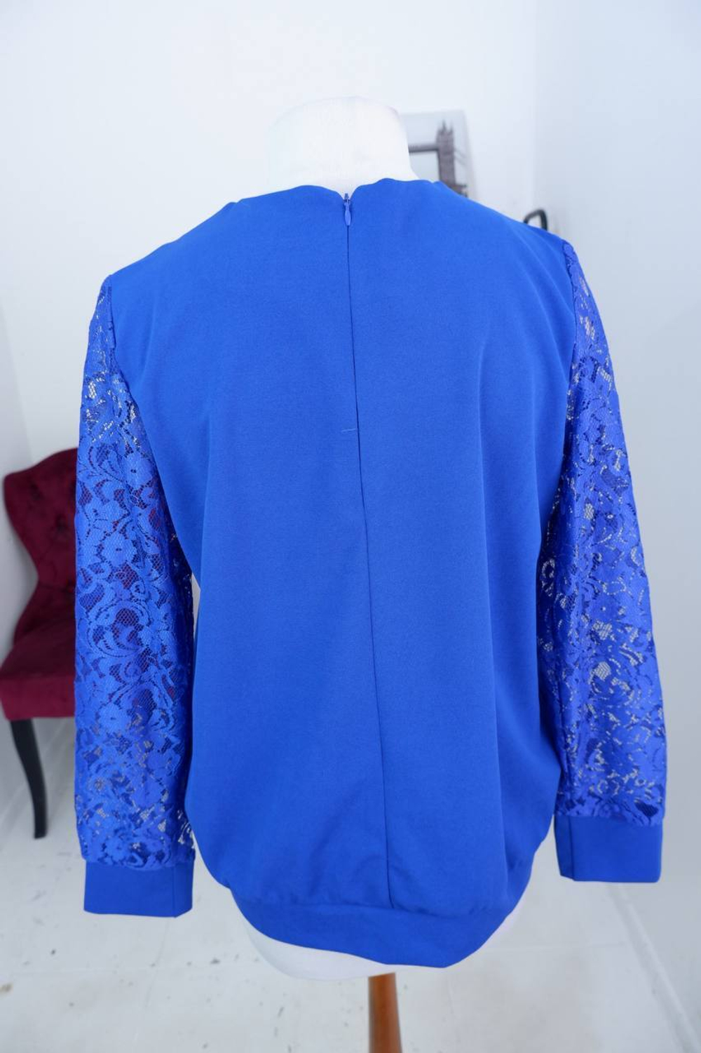Блузка насыщенного синего оттенка с ажурными вставками 48 размер