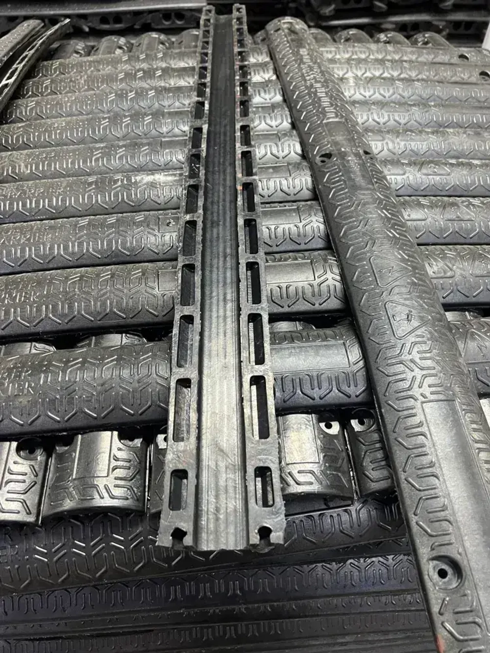 Гибкий кабель-канал для проводов (кабельный трап, капа) резиновый, черный, напольный, 1 канал 36*15 мм., 1000мм*80мм*25мм