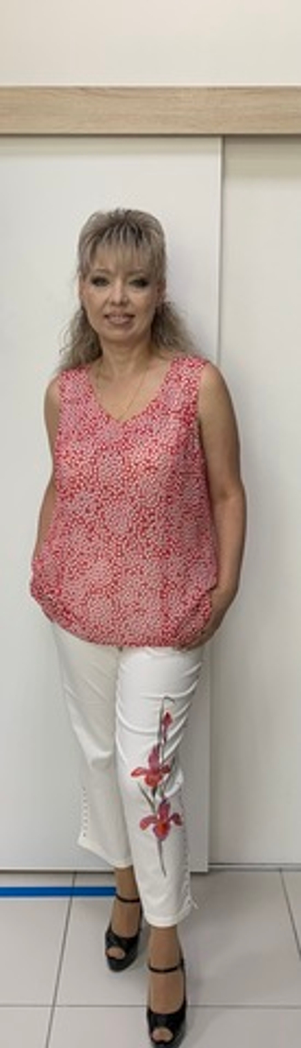 Белые коттоновые капри с вышивкой по одной ноге