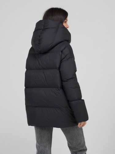 Черный пуховик с объёмным капюшоном