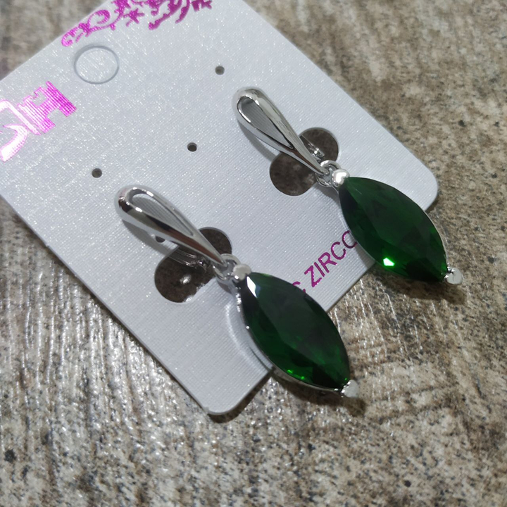 Серьги на англ.заст. Cubic Zirconia подвеска форма лист цвет зеленый металл серебристый