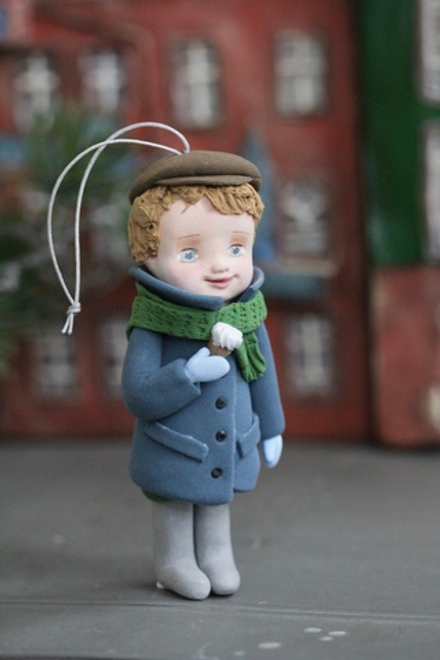 Елочная игрушка Пупсик. Мальчик в пальтишке с мороженым.
