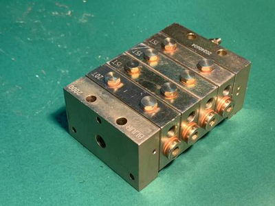 Распределитель смазки на 8 портов 4 отверстия (большой)