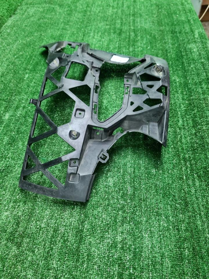 Кронштейн переднего бампера лев. BMW 3er G20 18-22