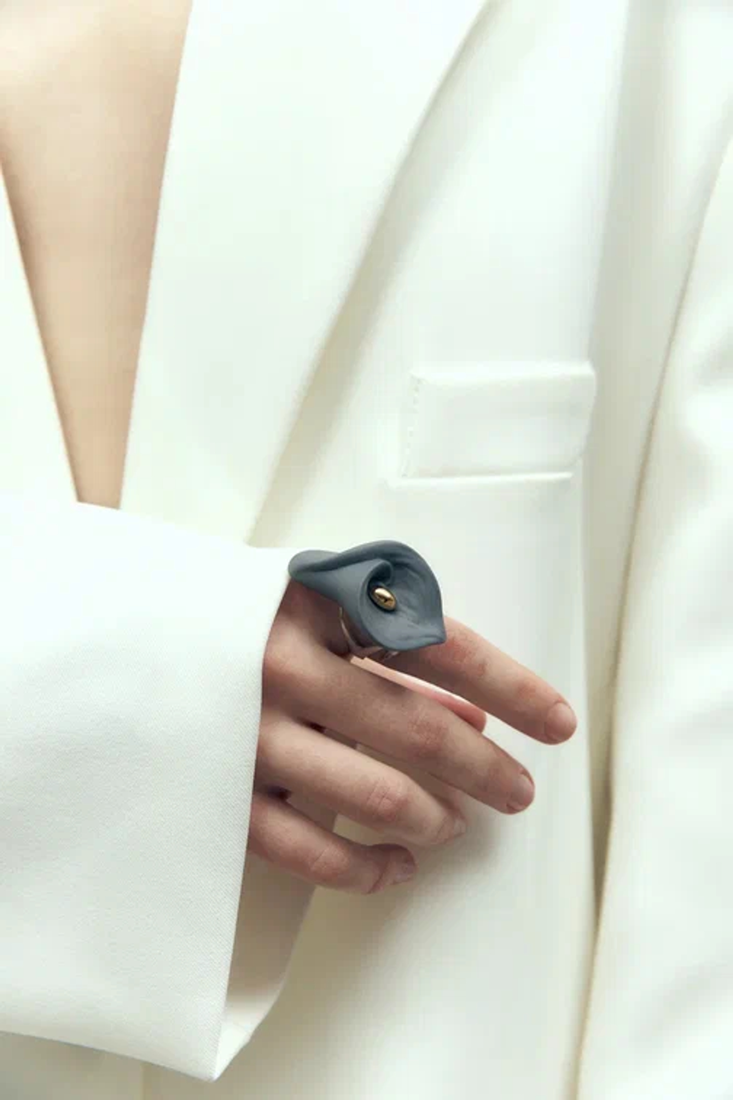 Кольцо Каллы XL, серый фарфор