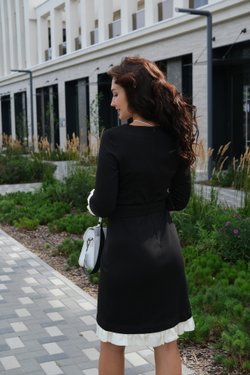 Платье-футляр черное из вискозы со съемной оборкой