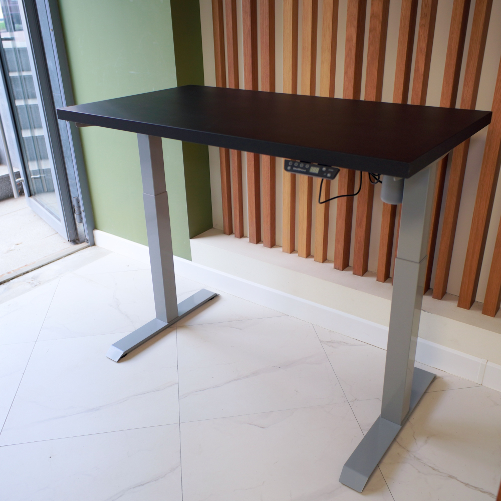 Регулируемый компьютерный стол Motor UP с регулировкой по высоте — столешница МДФ черный