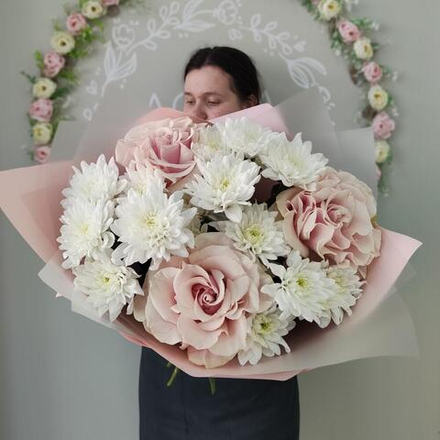 Букет французских роз и хризантем