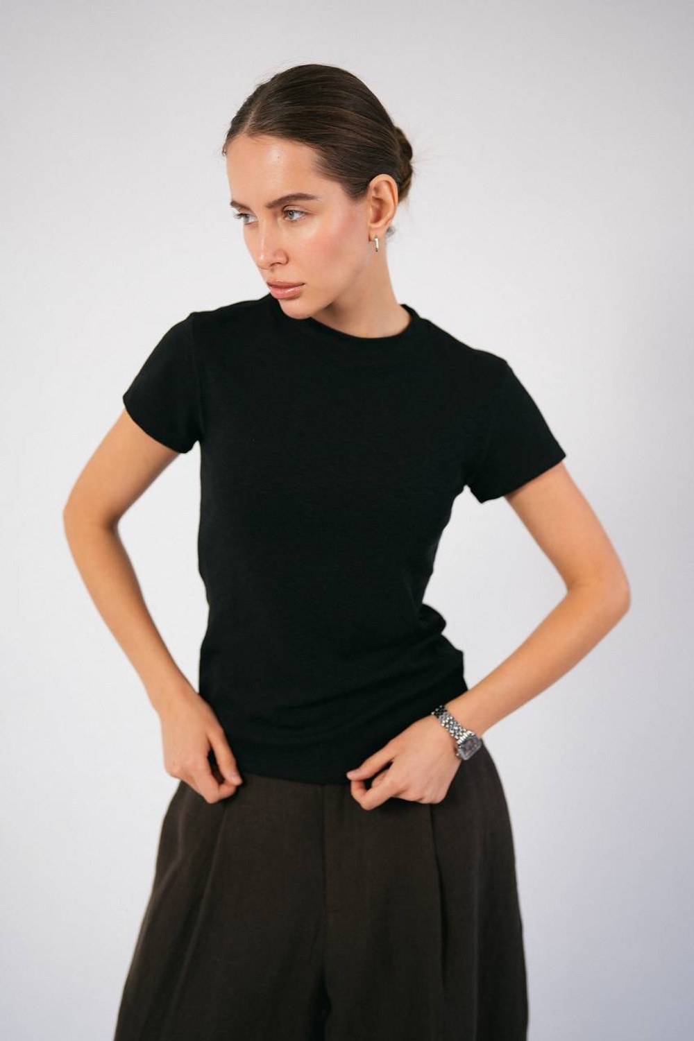 Базовая однотонная футболка в премиум качестве облегающего силуэта