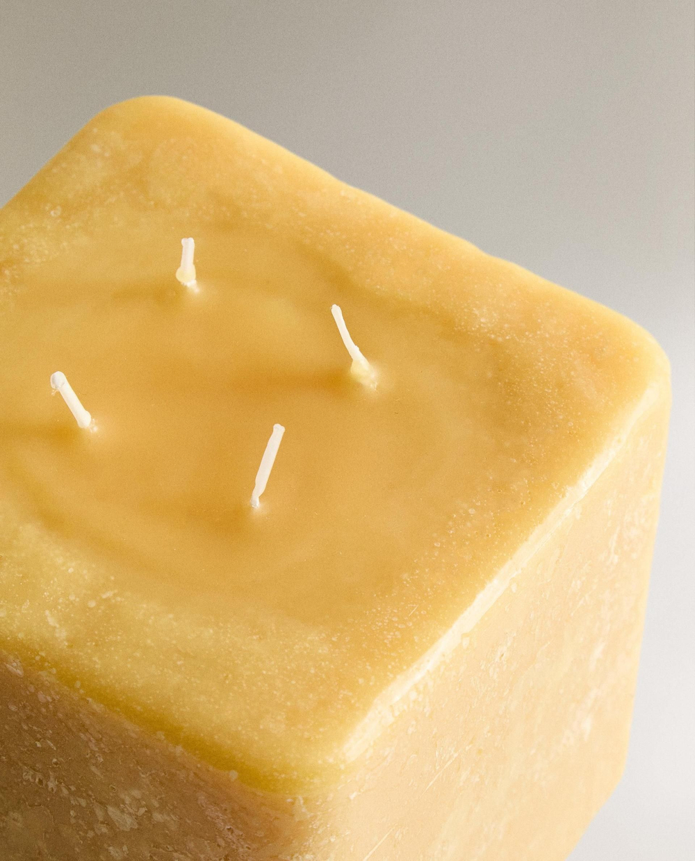 Zara Home - Квадратная ароматическая свеча cuir nuit, 2700 г