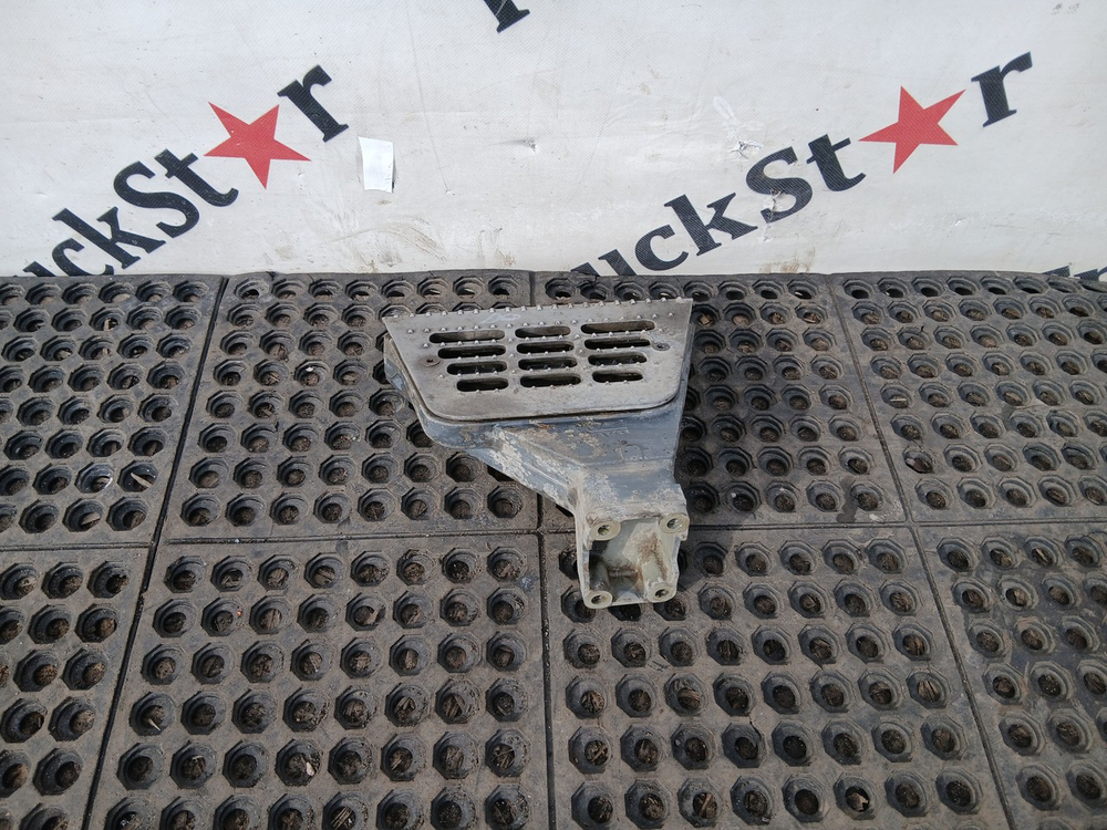 Кронштейн корпуса подножки левого 2017г.