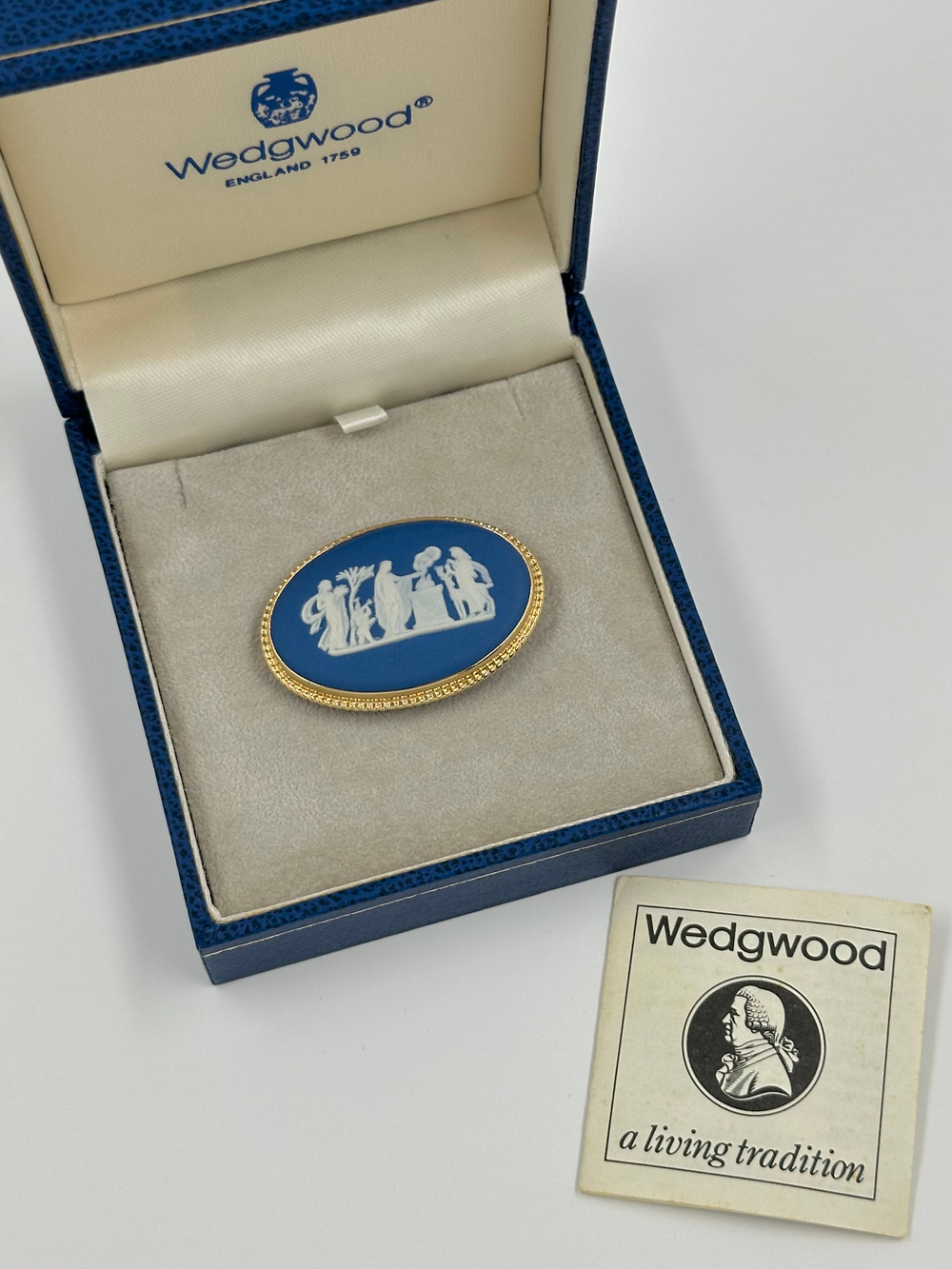 Брошь Wedgwood синяя