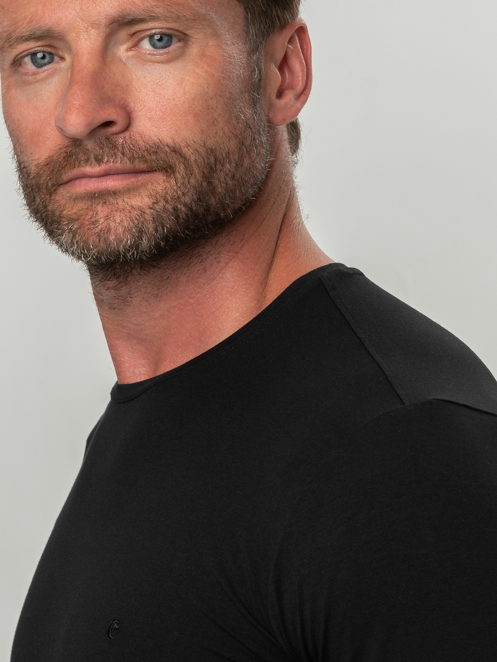 Футболка мужская с круглым вырезом черный