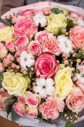 Букет «Нежные розы» (розы кустовые, гиперикум, эвкалипт, диантус, хлопок, хамелациум)