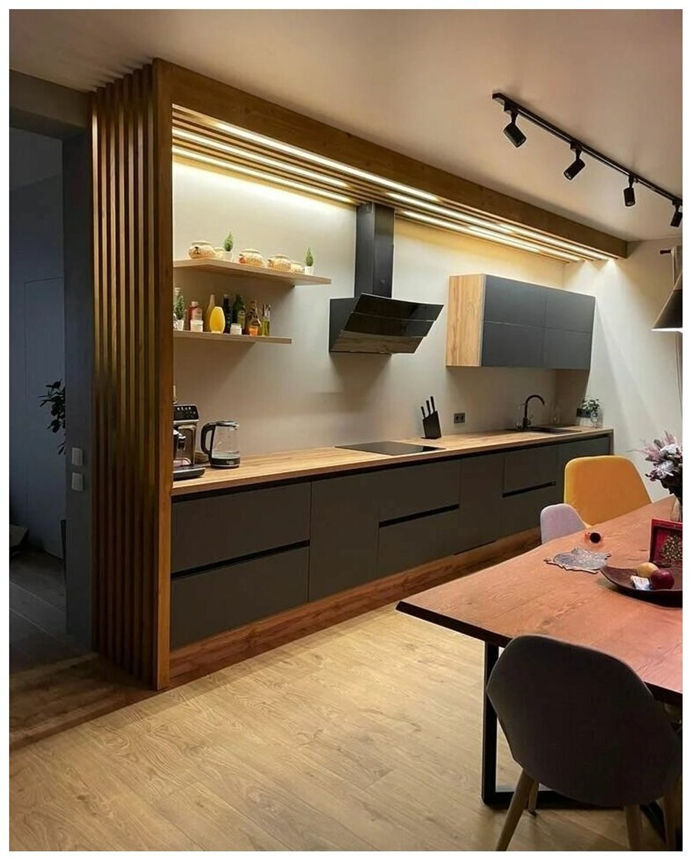 Декор из реек в кухне из Сосны 40х40мм