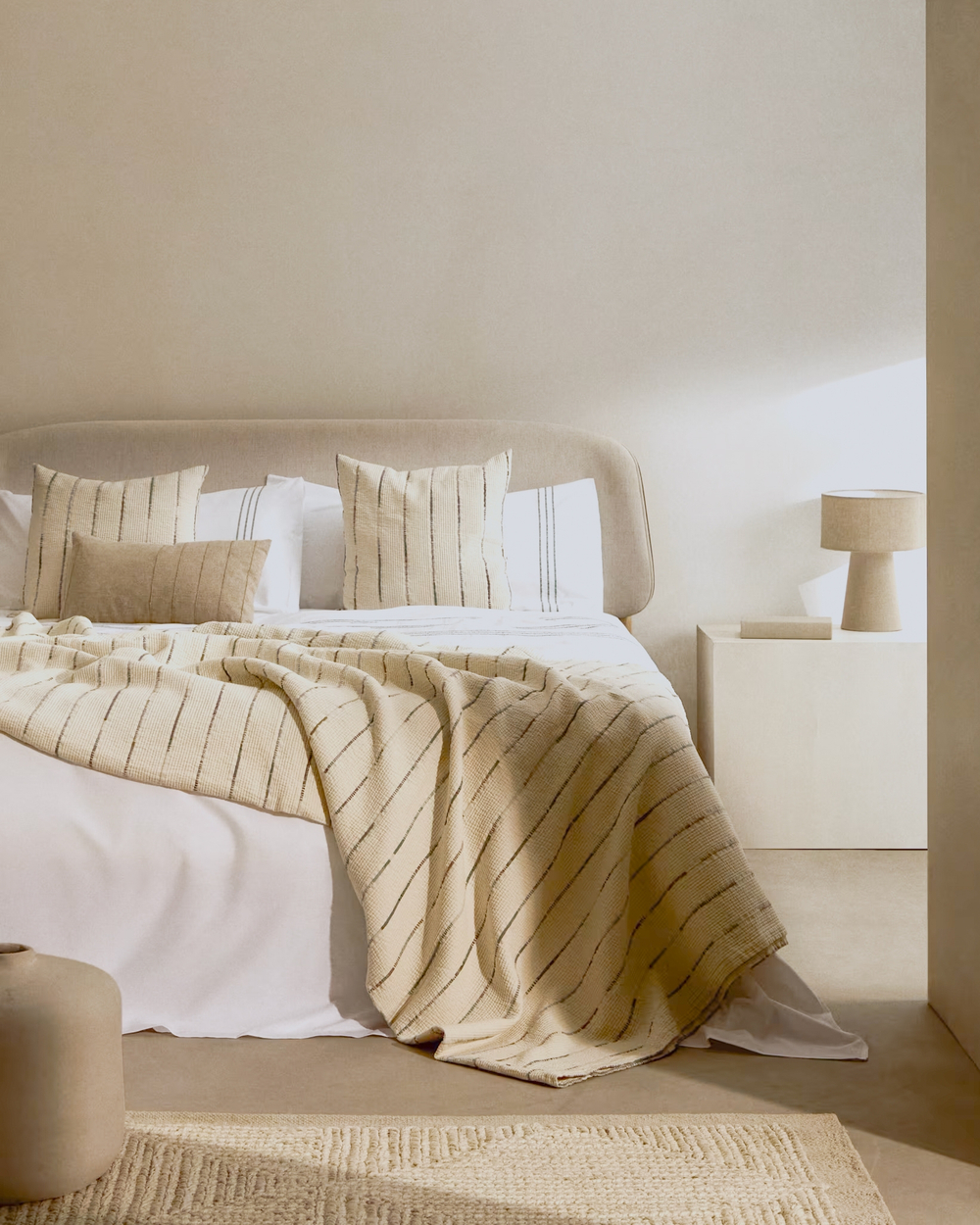 Octavia Кровать из ясеневой фанеры с белым мягким изголовьем 180 x 200 см